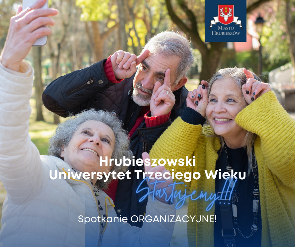 Grupa seniorów robi sobie zdjęcie, wszyscy są uśmiechnięci. Tekst: Hrubieszowski Uniwersytet Trzeciego Wieku, Startujemy! Spotkanie organizacyjne