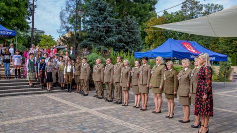 wyją syreny, zebrani uczestnicy imprezy stoją na baczność