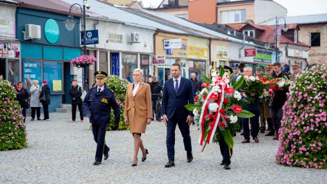 Delegacja z wieńcem