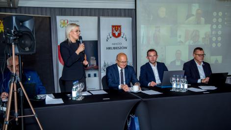 Burmistrz Miasta przemawia do zebranych gości