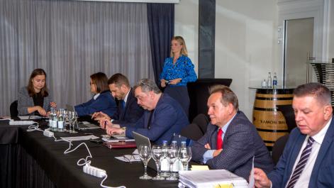 Członkowie posiedzenia słuchają przemowy