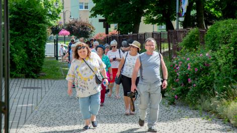 Seniorzy idą aleją przed w stronę Sanktuarim, kierują się w stronę świątyni