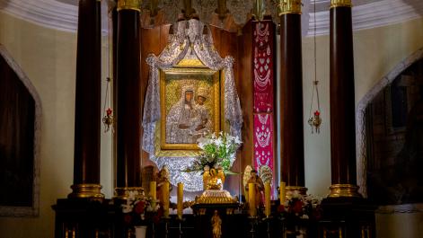 Wnętrze świątyni, w centrum bogato zdobiona ikona Matki Bożej Sokalskiej