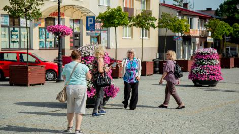Seniorzy spacerują po hrubieszowskim deptaku