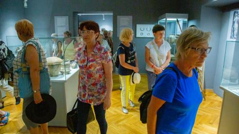 Seniorzy ogl;ądają ekspozycje czasowe w muzeum