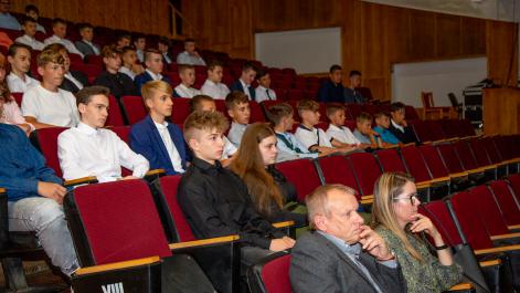 Uczestnicy wydarzenia siedzą na widowni, słuchaja przemówienia