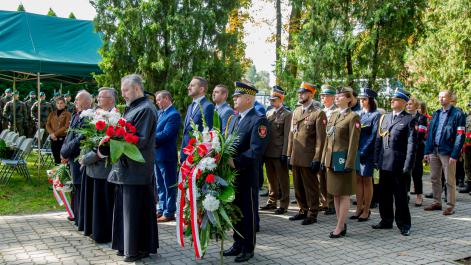 W rzędach stoją delegacje z różnych instytucji, będą składali kwiaty