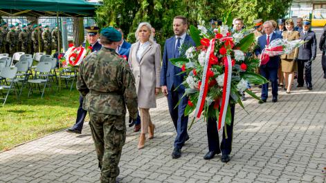 Żołnierz odbiera kwiaty od delegacji