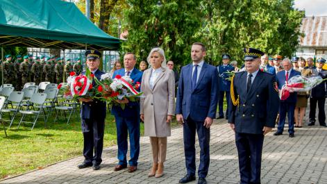 Delegacja składa kwiaty pod pomnikiem