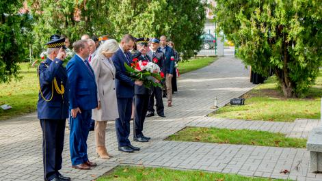 Delegacja składa kwiaty pod pomnikiem