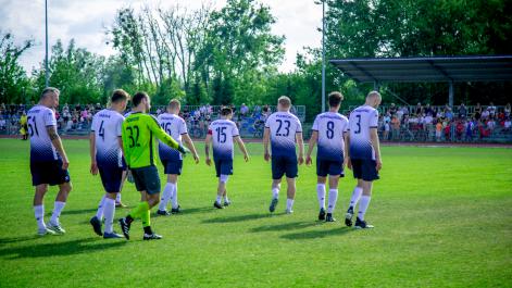 Zawodnicy gości schodzą z boiska, jest przerwa