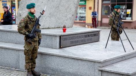 żołnierz stoi przy pomniku