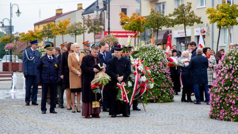 Delegacje z różnych organizacji czekają na swoją kolej złożenia kwiatów pod pomnikiem