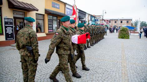 Delegacja mundurowych przygotowuje się do przekazania flagi Państwowej na maszt