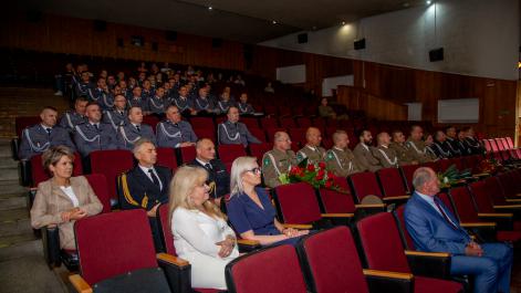 Policjanci i zaproszeni goście oglądają uroczystość z sali widowiskowej