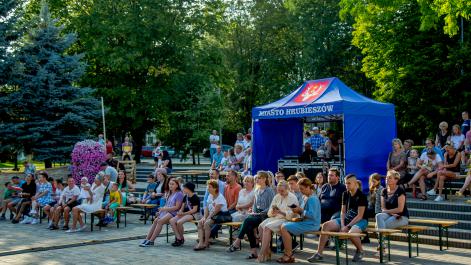 Widzowie oglądają koncert