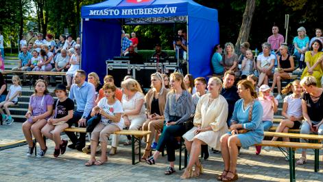 Widzowie oglądają koncert