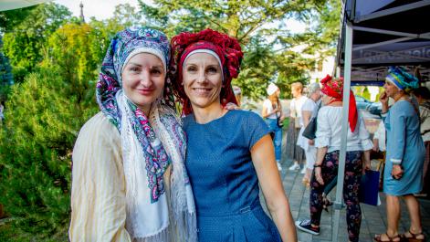 Kobiety w charakterystycznych ludowych chustach
