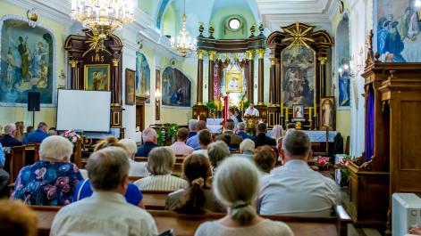 Kościół wypełniony jest wiernymi, w oddali widać księdza na mównicy, trwa msza