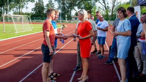 Kobieta gratuluje piłkarzowi