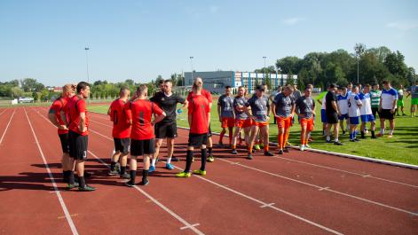 Grupa piłkarzy wchodzi na boisko