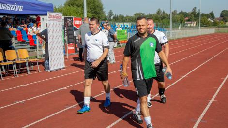 Zawodnicy wchodzą na boisko
