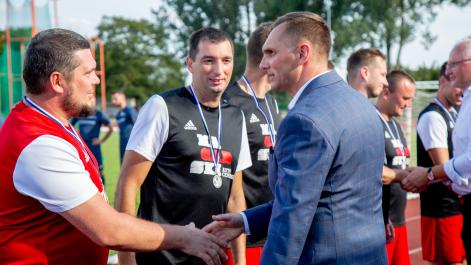 Mężczyzna gratuluje zawodnikom meczu
