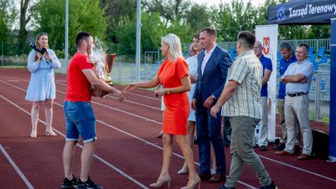 Kobieta gratuluje zawodnikom