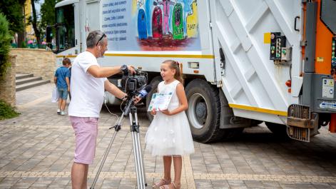 Dziewczynka udziela wywuiadu dla telewizji