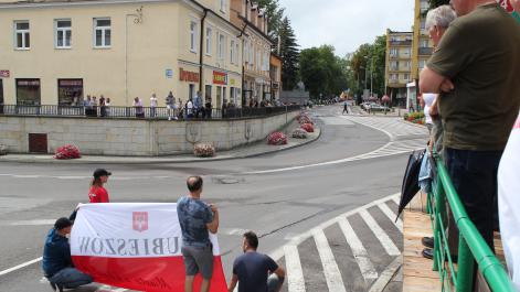 Mieszkańcy stoją, czekają na przejazd peletonu