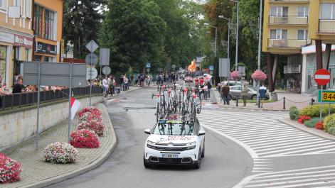 Samochód techniczny, na dachu wiezie rowery