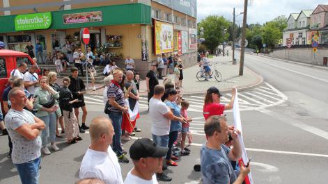 Kibice czekają na przejazd peletonu