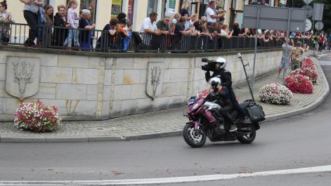 Motor techniczny przejeżdża przed peletonem, 