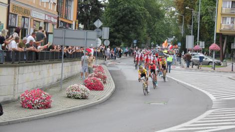 Peleton jedzie ulicami miasta