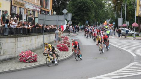 Peleton jedzie ulicami miasta