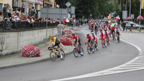 Peleton jedzie ulicami miasta