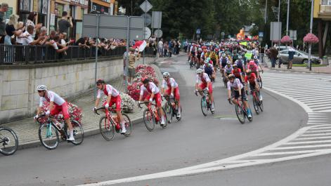 Peleton jedzie ulicami miasta