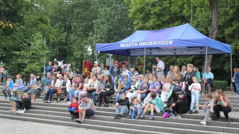 Widzowie oglądają występy