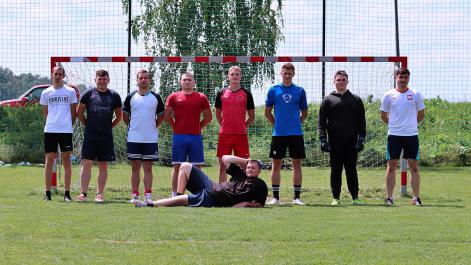 piłkarze pozują do zdjęcia, mężczyźni stoją w bramce