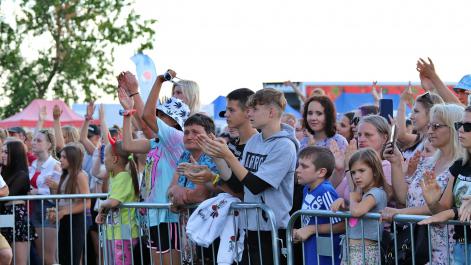 Publiczność przy barierkach zaporowych pod sceną, dobrze się bawią